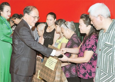 Nguyen Sinh Hung à la fête d’union nationale à Hanoi - ảnh 1